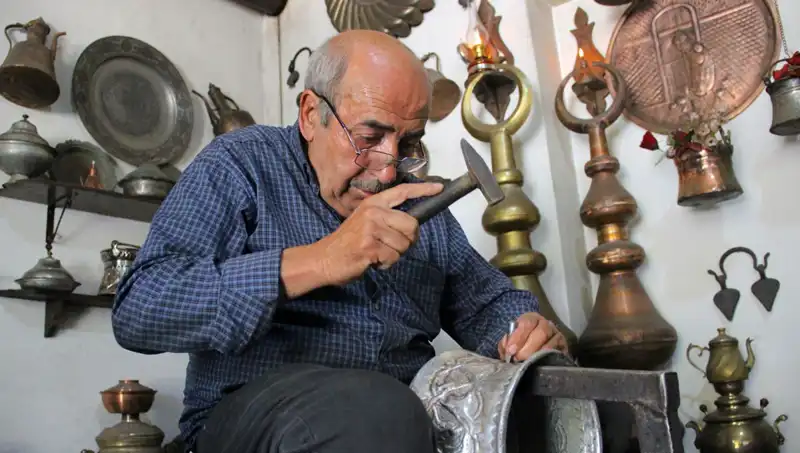 Yarım Asırlık Sanat Yolculuğu: 50 Yıldır İşini Sanata Dönüştürüyor