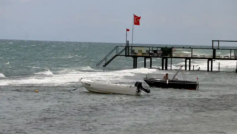Poyraz Rüzgarı Hayatı Durma Noktasına Getirdi: Denize Girmek Yasaklandı!