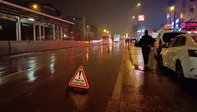 Bursa'da Kazada Yaralanan Polisi Kamyonet Agaçladı: Feci Anlar