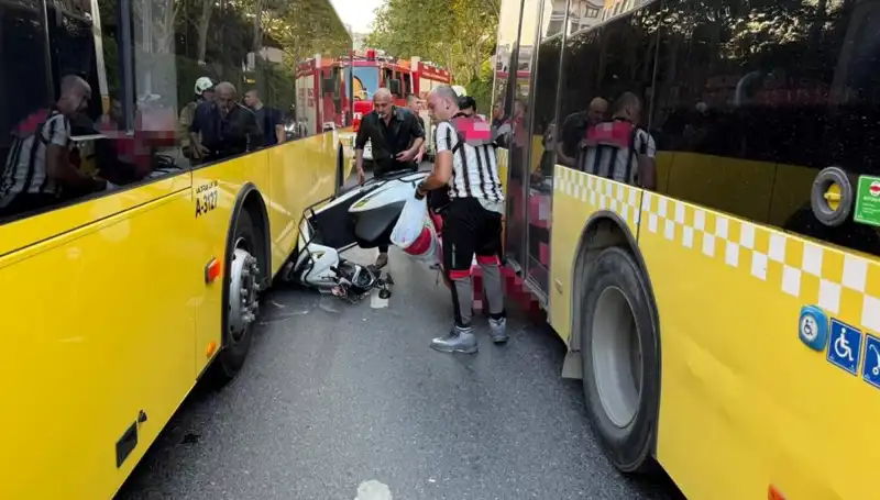 İstanbul'da Motosiklet, İETT Otobüslerinin Arasında Kaldı!