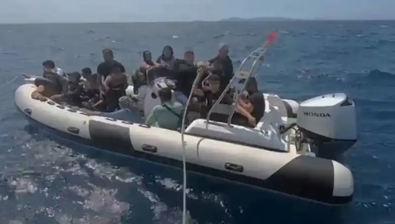 15 Düzensiz Göçmen Akdeniz'de Kurtarıldı: Kurtarma Operasyonu