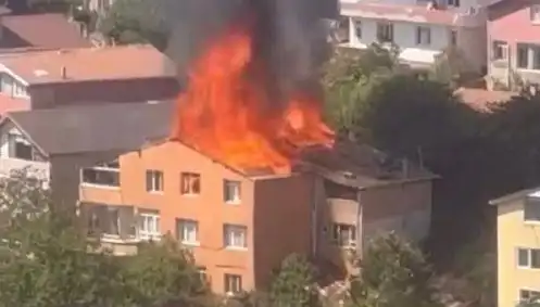 İstanbul'da Yangın Paniği: Dört Kişi Mahsur Kaldı, Kurtarma Çalışmaları Başlatıldı