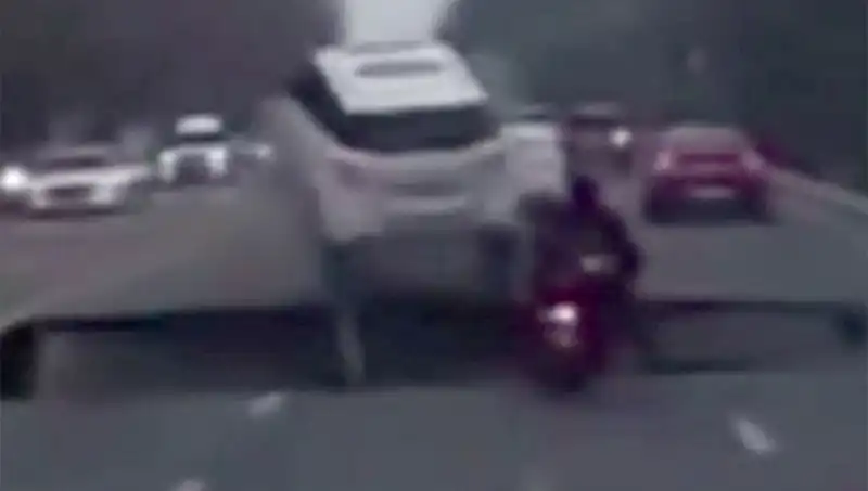 Güney Kore Otoyolunda Dev Çukur Motosikleti Yuttu, Şok Edici Manzaralar!
