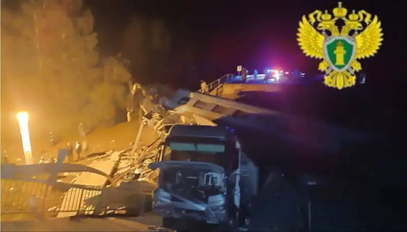 Rusya'da Şok Edici Çöküş: İki Köprü Yıkıldı, Trenler Raydan Çıktı!