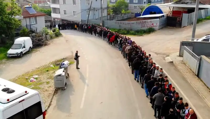 Bursa'da Bayram Merasiminde Uzun Kuyruk Geleneği Devam Ediyor
