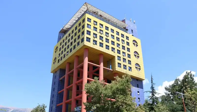 Dünyanın En Saçma Binasının Yıkımı İle Yeni Proje Hayata Geçiyor