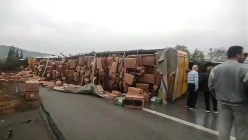 Ankara Yolunda TIR Kazası: TEM Otoyolu'nda Trafik Düzeni Altüst Oldu