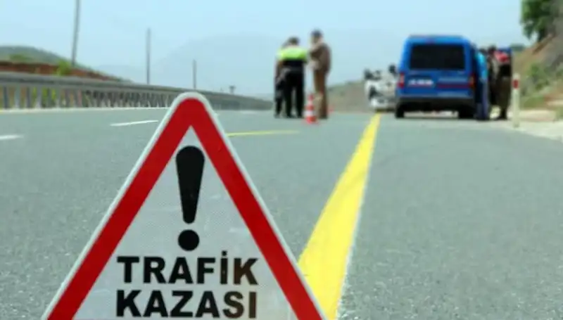 Otomobil ile Kamyon Çarpıştı: Korkunç Kazada Can Kaybı ve Yaralılar Var